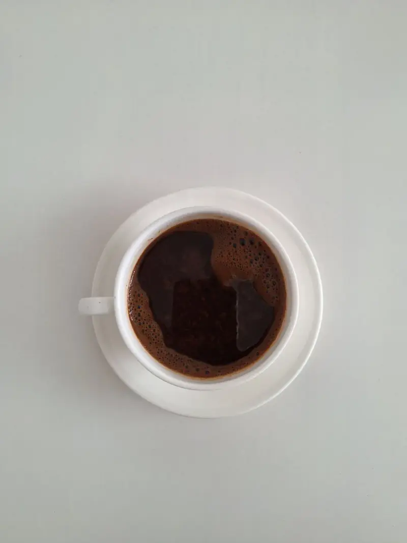 Café noir dans une tasse blanche