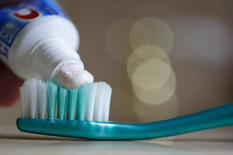 Dentifrice déposé sur les brins d’une brosse à dents