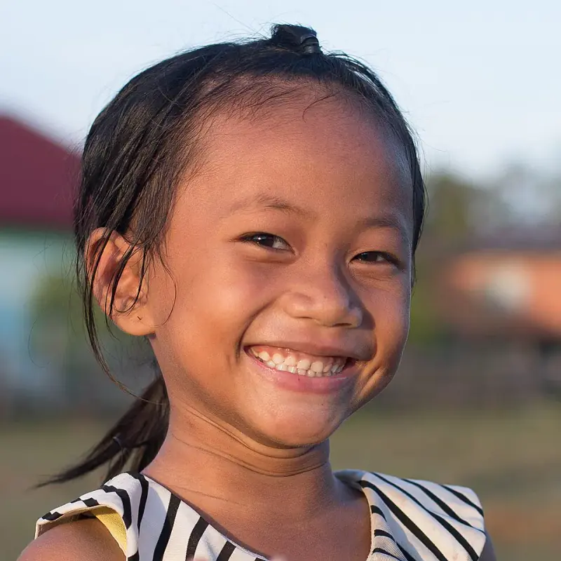 Le sourire d’une enfant avec ses dents de lait