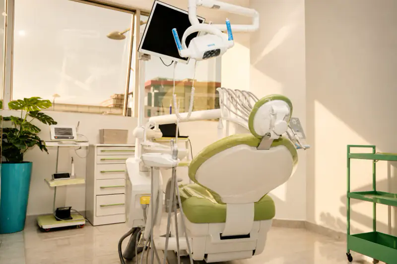 Salle de soins et écran de visualisation au cabinet du Dr Fatima Azelmat