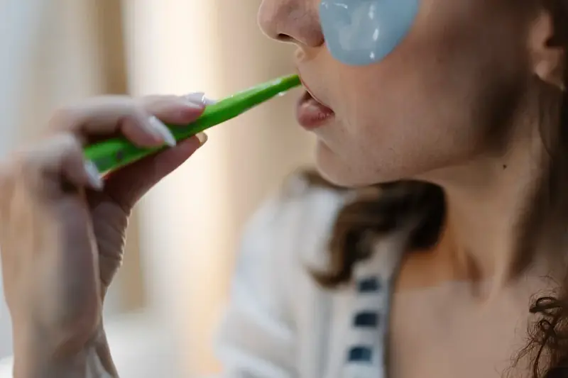 Une femme se brosse les dents dans sa salle de bains