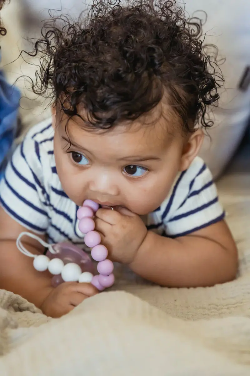 Bébé portant un anneau de dentition à sa bouche