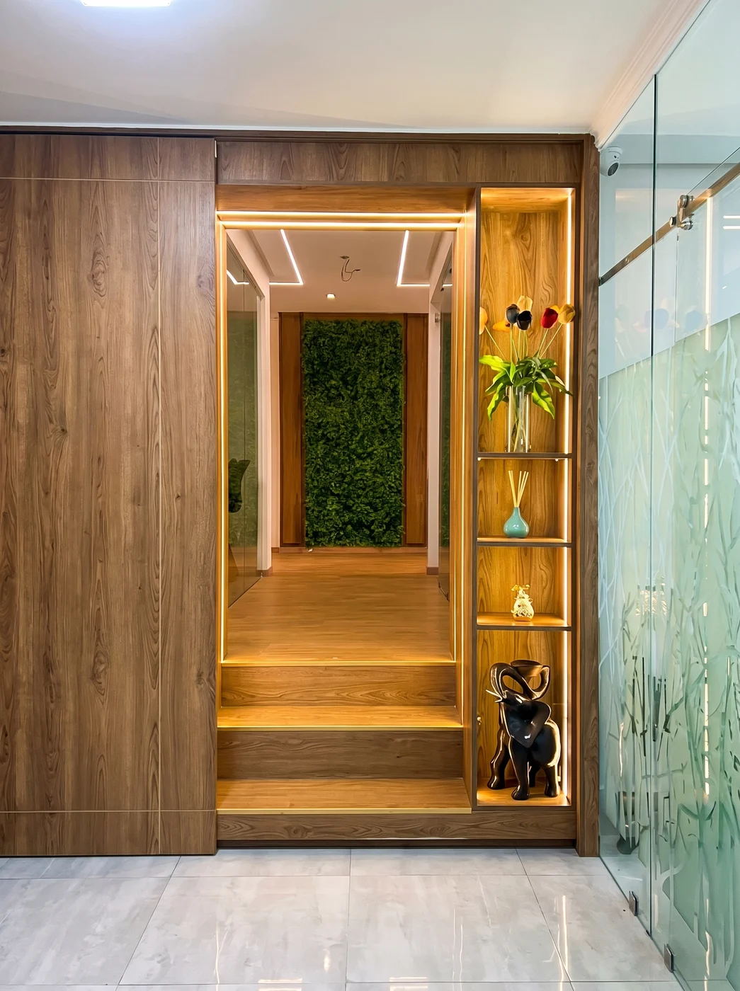 Couloir intérieur du cabinet — mur végétal et boiseries