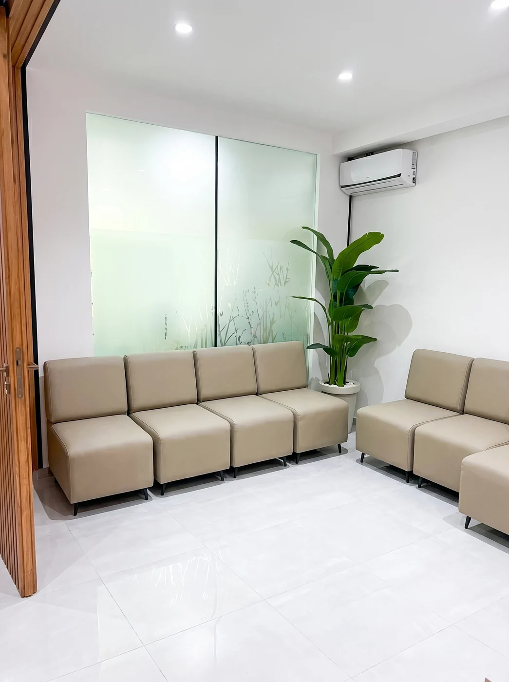 Salle d’attente confortable et lumineuse du cabinet à Kénitra
