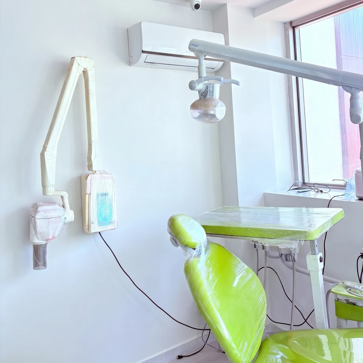Salle de soins aux murs clairs et hygiéniques, cabinet à Kénitra
