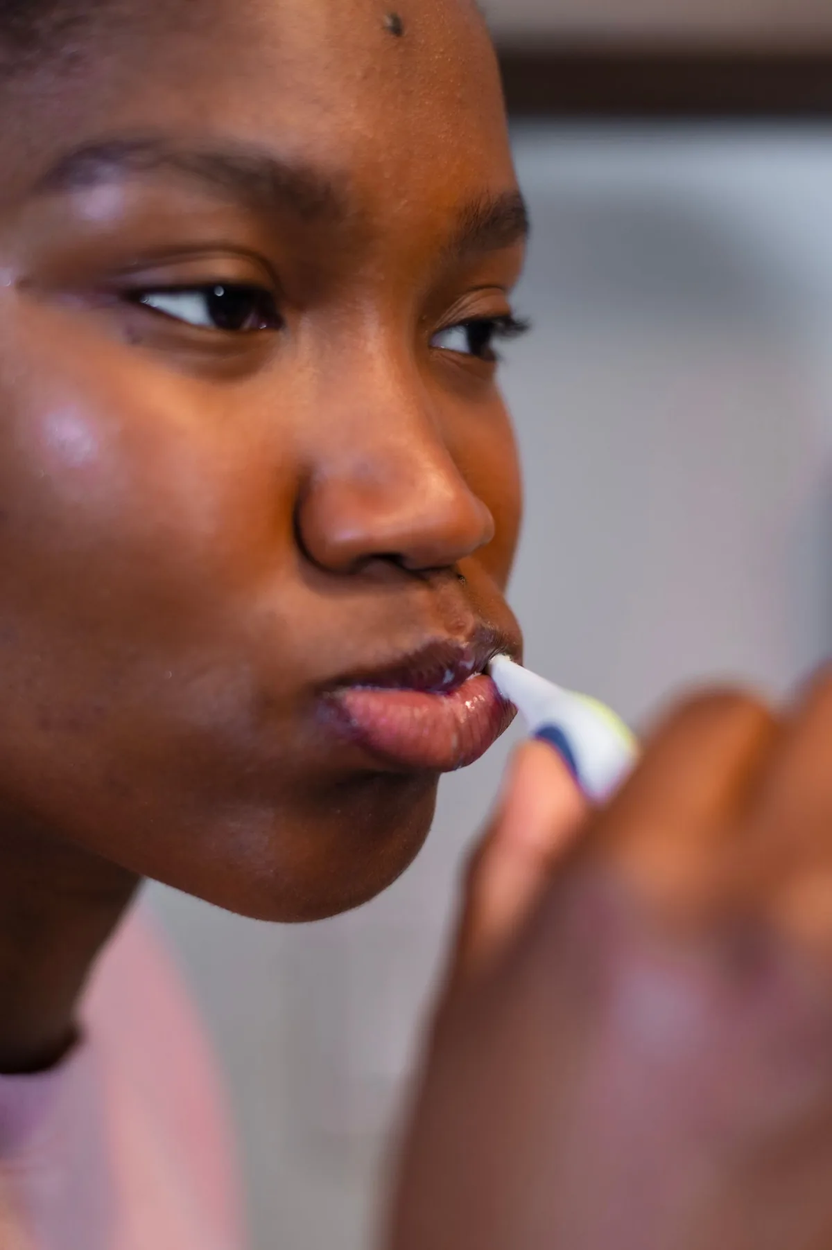 Une personne se brosse les dents en gros plan