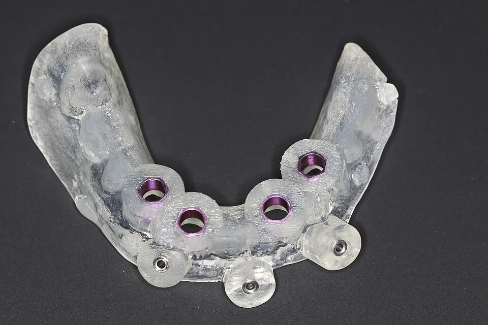 Guide chirurgical transparent avec douilles pour implants