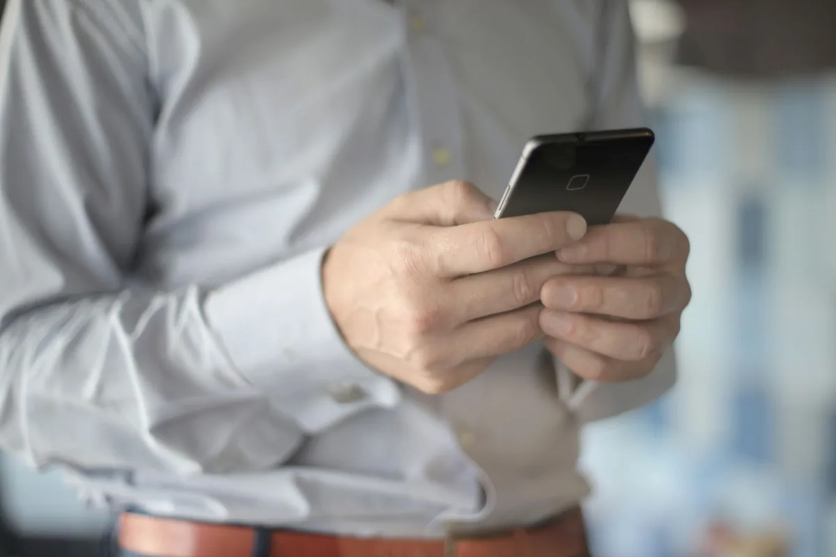 Mains d’une personne utilisant un smartphone