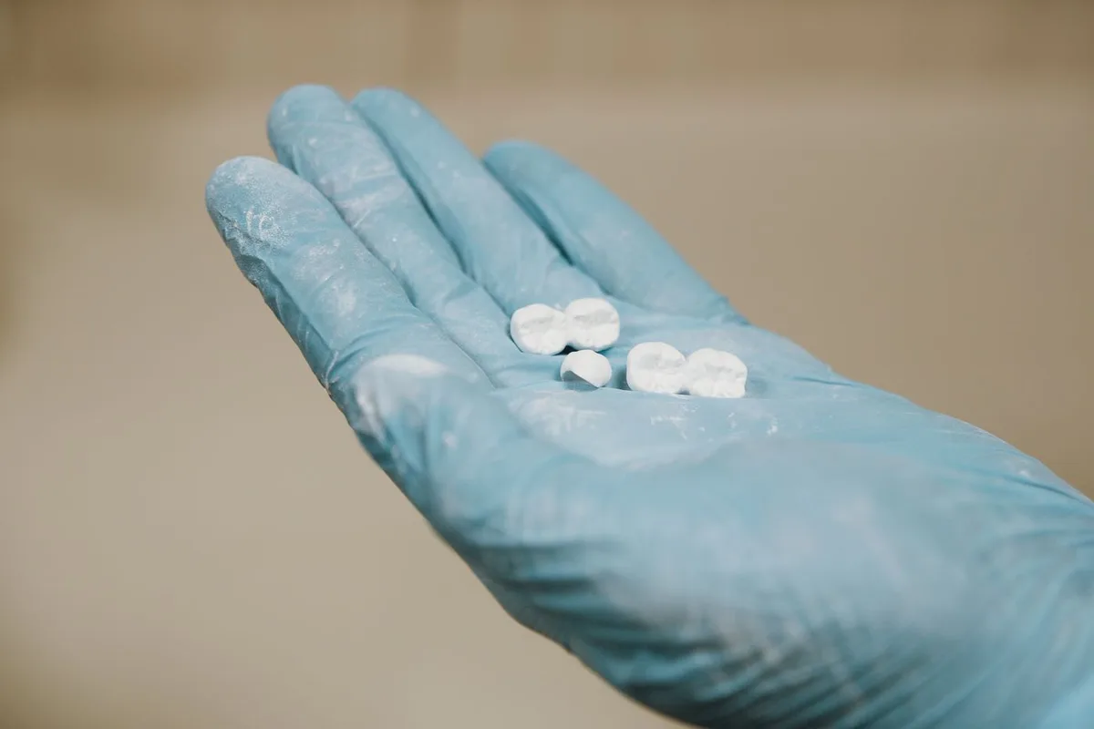 Éléments de prothèse dentaire dans une main gantée