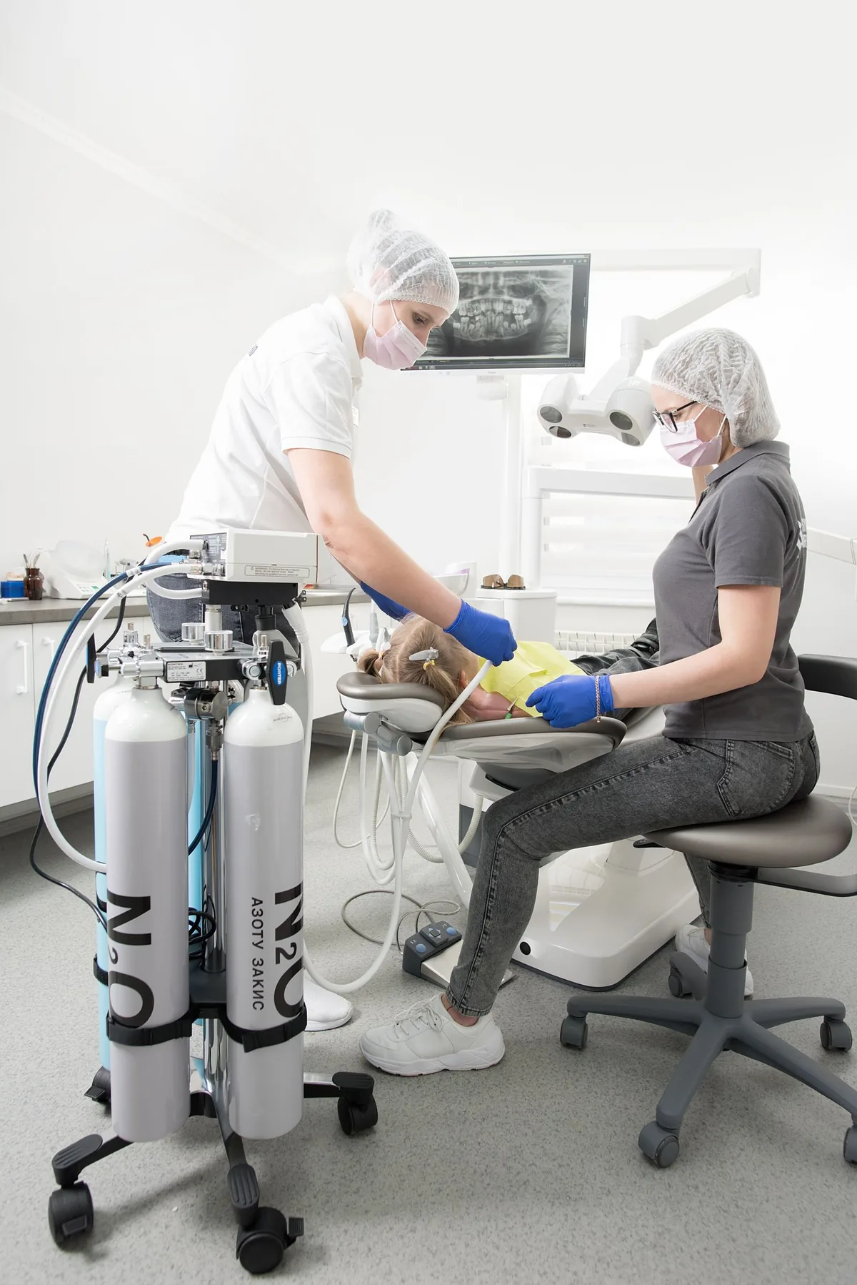 Soins dentaires avec équipement de sédation et bouteilles de gaz