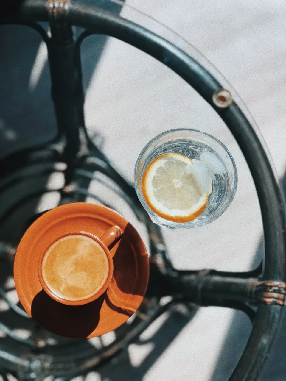 Boissons et citron sur une table