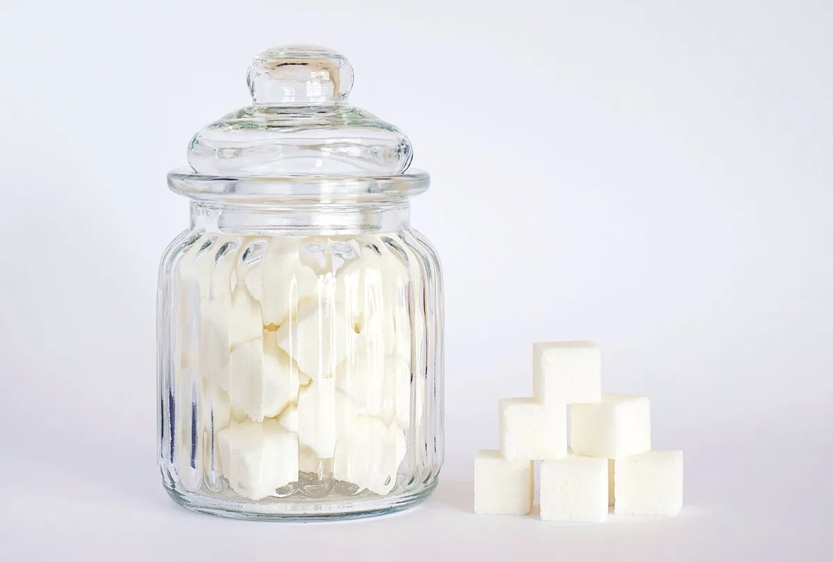 Morceaux de sucre dans un bocal