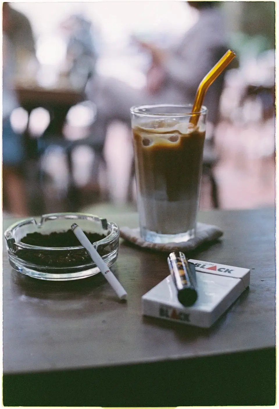 Café et cigarette sur une table