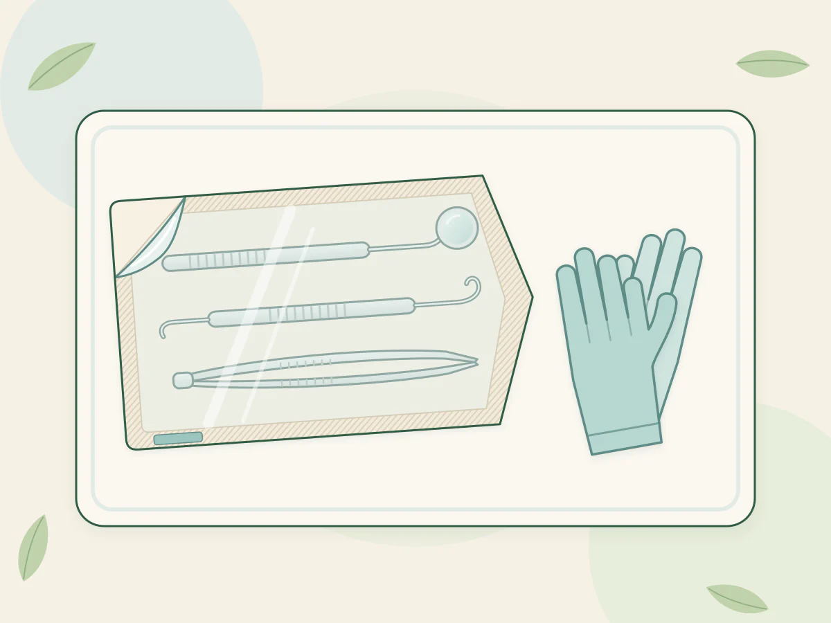 Sachet de stérilisation scellé contenant un miroir, une sonde et une précelle, avec un coin qui commence à s'ouvrir, posé à côté d'une paire de gants.