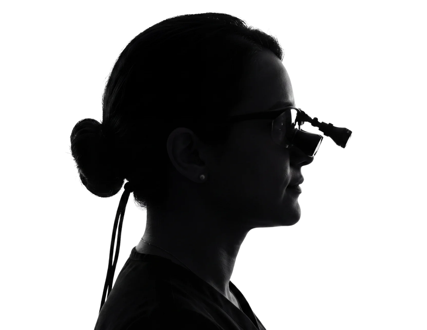 La Dr Fatima Azelmat, de profil, portant ses loupes chirurgicales