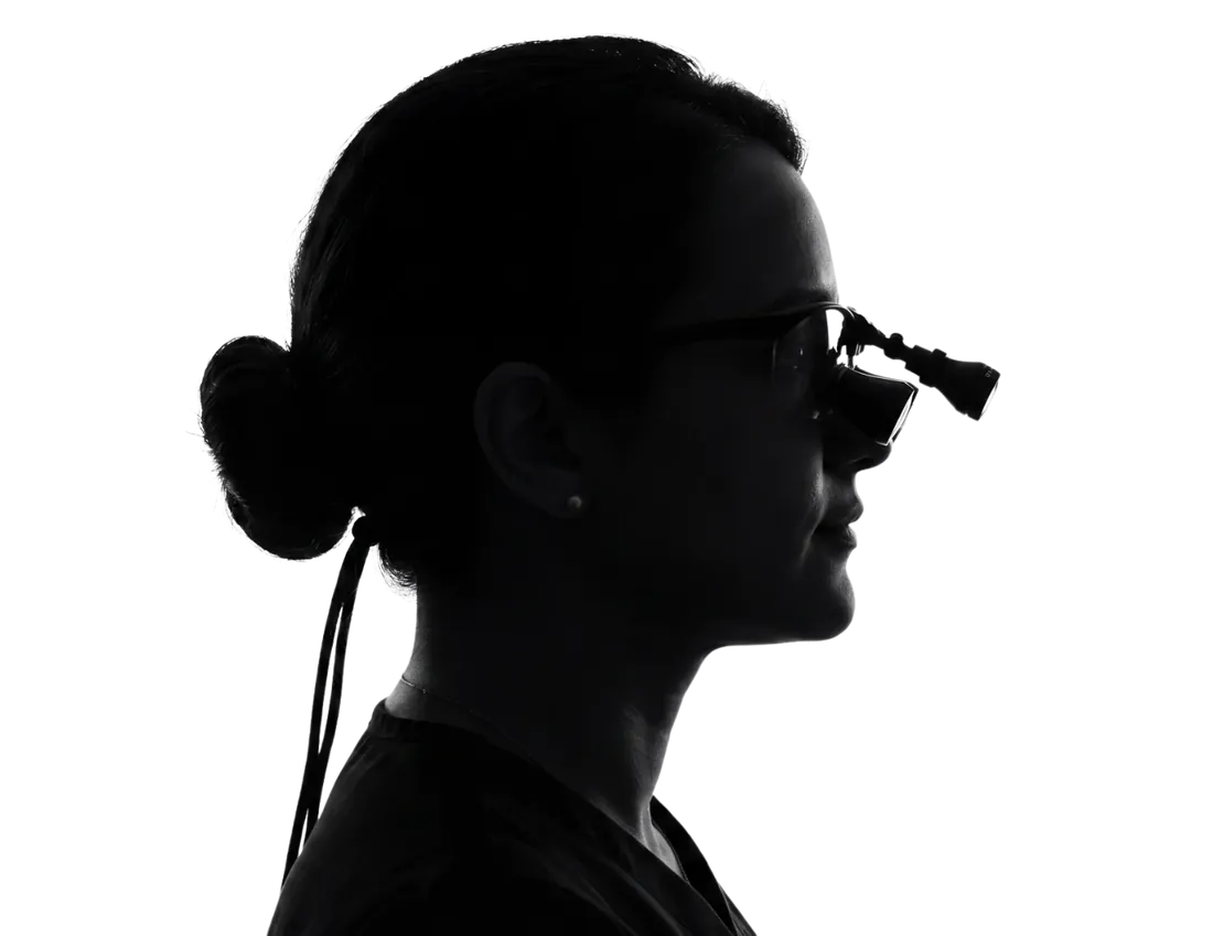 La Dr Fatima Azelmat, de profil, portant ses loupes chirurgicales