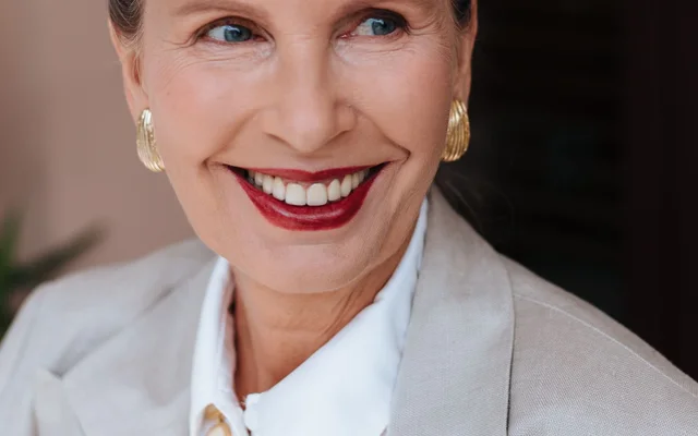 Patiente élégante au sourire éclatant