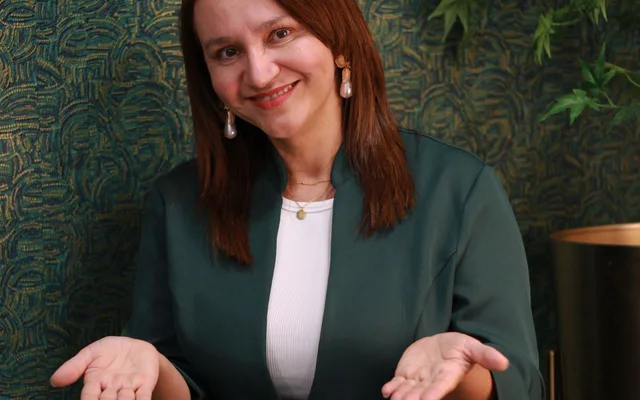 Femme souriante, sourire naturel et soigné