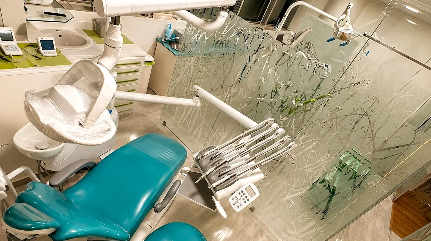Salle de soins équipée pour la pose de prothèses fixes au cabinet de la Dre Fatima Azelmat à Kénitra