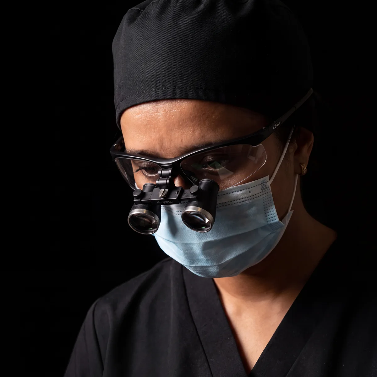 Dre Fatima Azelmat, chirurgienne-dentiste à Kénitra, portant ses loupes chirurgicales
