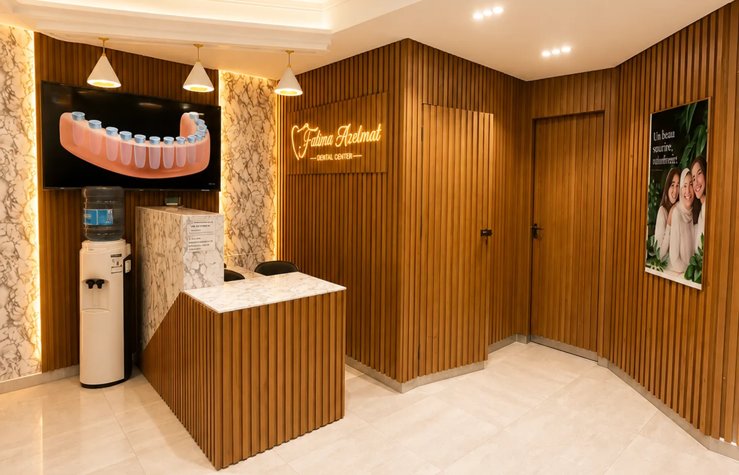 Comptoir d'accueil et enseigne lumineuse du Fatima Azelmat Dental Center à Kénitra