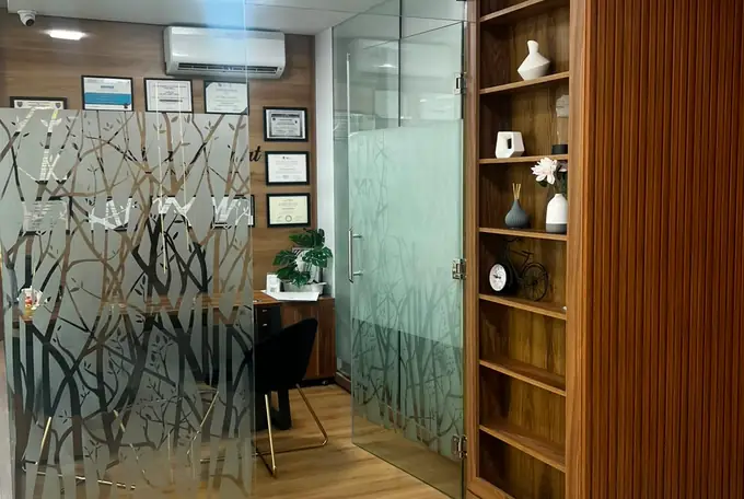 Bureau de consultation du cabinet, cloison en verre dépoli et bibliothèque en bois à Kénitra