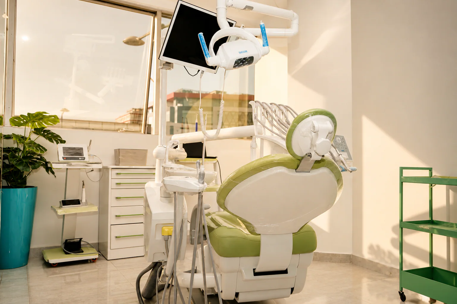 Salle de soins avec écran et dispositif d'imagerie intra-orale au cabinet de Kénitra