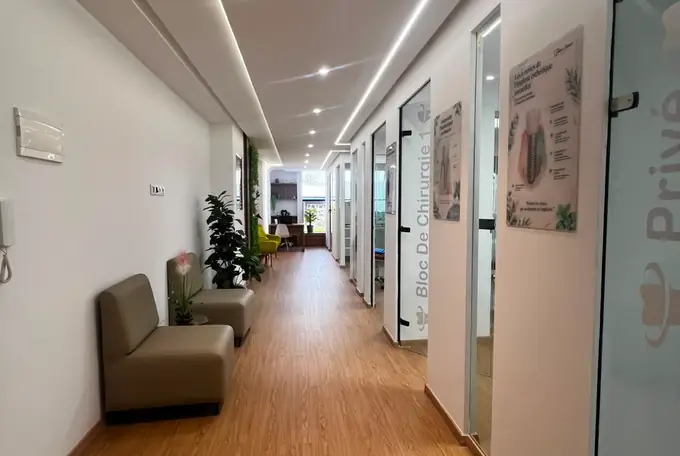 Couloir desservant les salles de soins du cabinet dentaire de la Dre Fatima Azelmat à Kénitra
