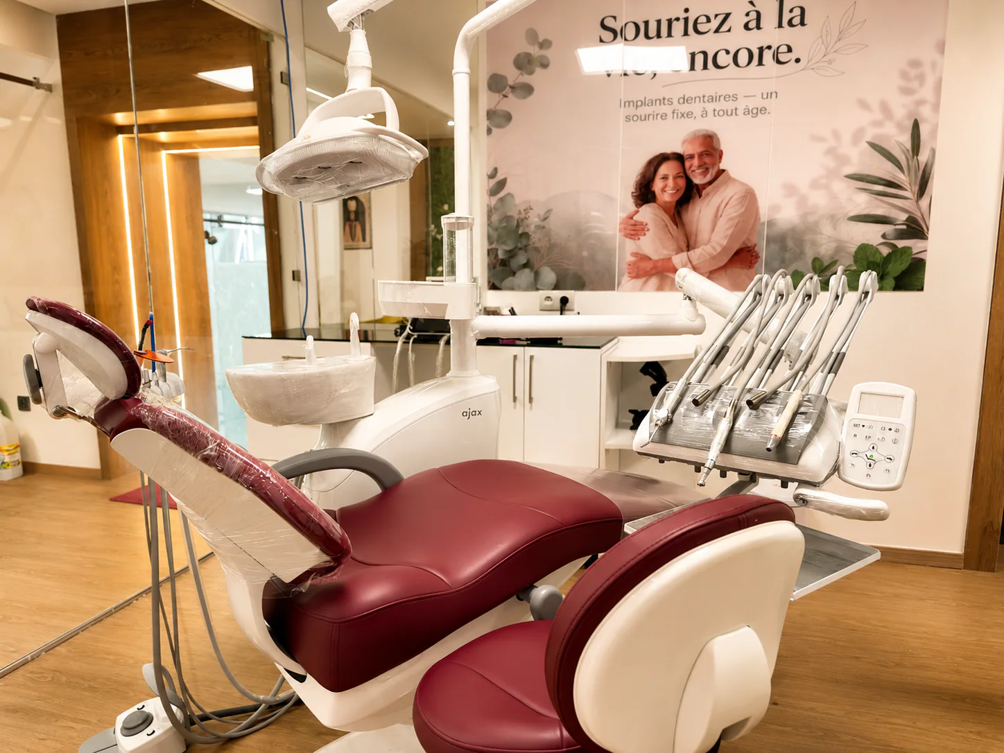 Salle de soins vitrée avec fauteuil dentaire bordeaux au cabinet de la Dre Fatima Azelmat à Kénitra