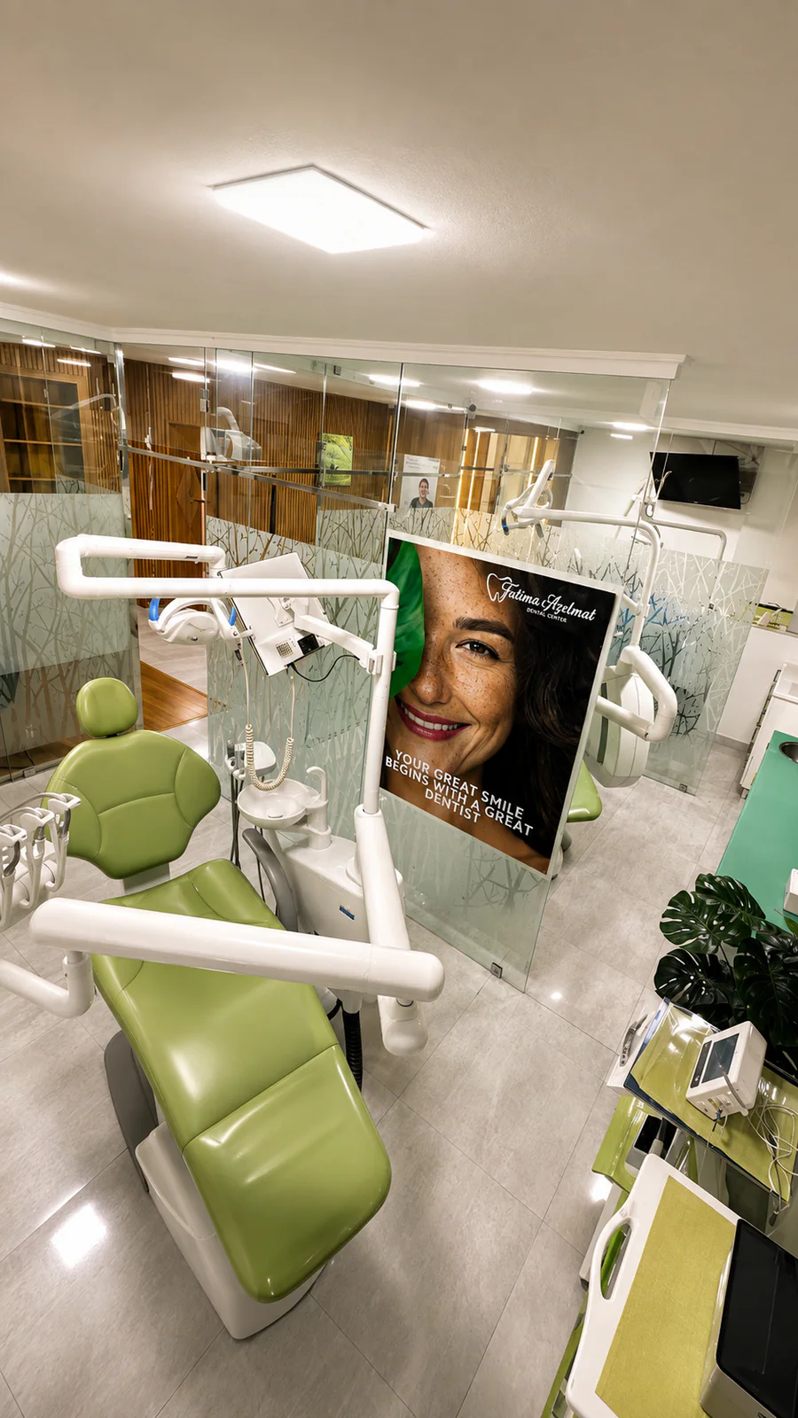 Salle de soins vitrée avec fauteuil dentaire vert au cabinet de la Dre Fatima Azelmat