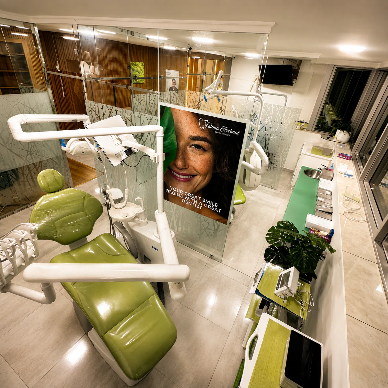 Vue large d'une salle de soins avec fauteuil vert au cabinet de la Dre Fatima Azelmat à Kénitra