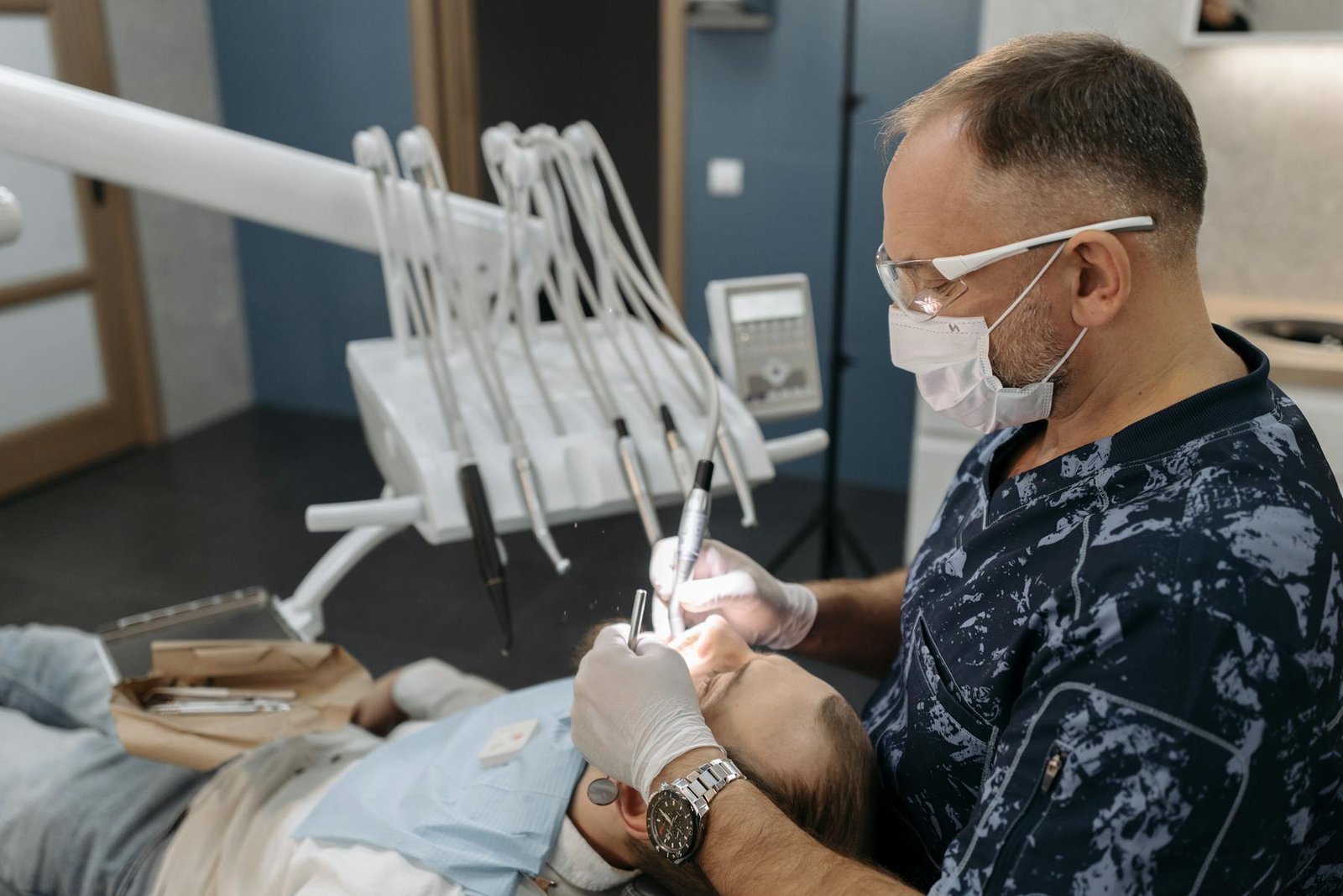 Acte dentaire réalisé avec champ clinique maîtrisé.