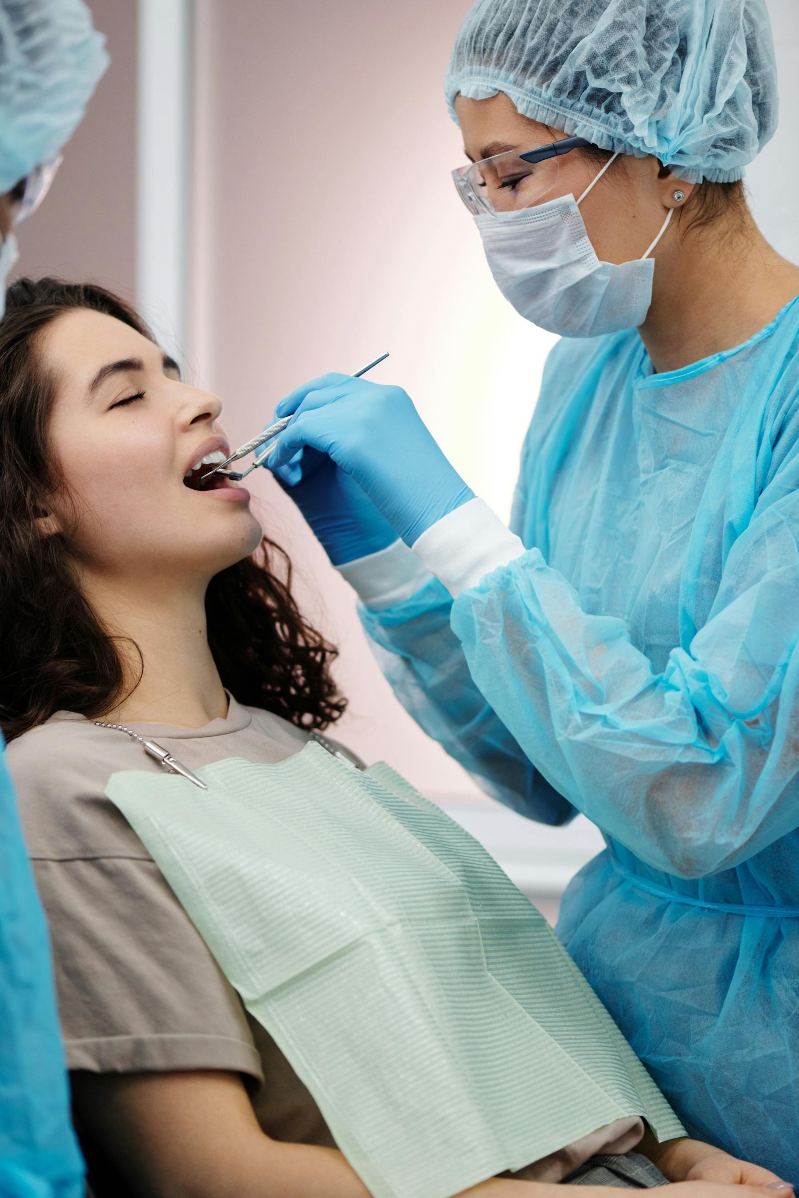 Examen clinique réalisé sous protection.